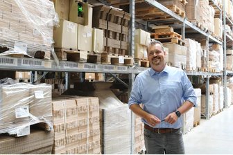 In Stützengrüner Bürstenfabrik geht es nach schwierigem Jahr aufwärts - Die Lager und Auftragsbücher sind gut gefüllt bei der Erzgebirgischen Bürstenfabrik in Stützengrün. Chef Alexander Jäckel hat Hoffnung nach einem schwierigen Jahr.