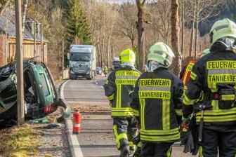 In Tannenberg: Frau nach Unfall mit Skoda schwer verletzt - Ortsverbindung gesperrt - 