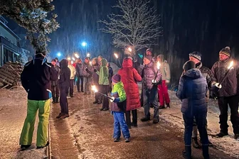 In Tellerhäuser wird gewandert statt gerodelt: Erzgebirger machen aus (Schnee-)Not eine Tugend - Viele Urlauber und stets auch einige Einheimische nehmen an den Fackelwanderungen durch Tellerhäuser teil.