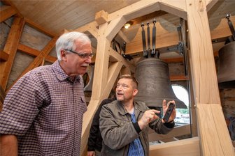 In Theuma läuten nach langer Pause wieder die Glocken - Werner Wolf (links) führte unter anderem Tino Merkel (rechts) auf den Glockenturm. Als zweiter Führer auf den Turm war Daniel Hartenstein unterwegs (nicht im Bild).