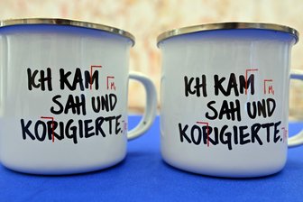„In unserem Vertrauen erschüttert“: Künftige Grundschullehrer fühlen sich von Sachsen bei sogenannter Buschzulage gelinkt - Becher für künftige Lehrer bei einer Zeugnisausgabe im Nachbarland Thüringen. Korrigiert hat Sachsens Kultusminister inzwischen auch ein Lockmittel für angehende Grundschullehrer.