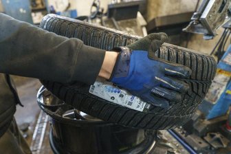 In Unterheinsdorf haben es Diebe auf Winterreifen abgesehen - Scharf auf einen Satz Winterreifen waren Diebe in einem Unterheinsdorfer Autohaus.
