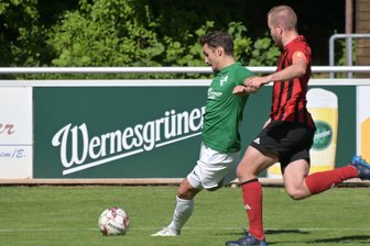 In Unterzahl: Thalheimer Fußballer ringen Germania Mittweida nieder - Mittweidas Kapitän Franz Weinert (rechts) brachte seine Mannschaft in Führung, Jim Fischer glich per Strafstoß aus.