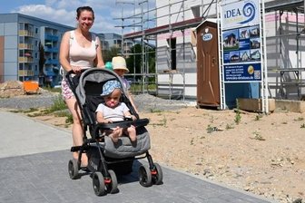 In vollem Gange: Neues Gebiet für Häuslebauer - In Limbach-Oberfrohna entsteht am Wasserturm ein neues Wohngebiet. Geplant sind insgesamt 31 Einfamilienhäuser. In dem Zuge sind auch neue Gehwege und die Straße Am Limbacher Teichgebiet angelegt worden. 