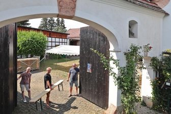 In Waldsachsen wird Jubiläum gefeiert - Der Schlussstein am Torbogen dokumentiert, dass das Gehöft von Gerd Anders 199 Jahre alt ist.