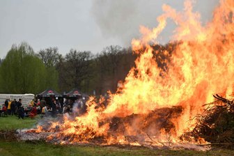 In Wechselburg brannte bereits am Gründonnerstag ein Osterfeuer - Am Gründonnerstag wurde am Ufer der Mulde das Osterfeuer entzündet.