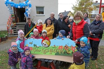 In Weidensdorfer Kita sind jetzt die Kartoffelkäfer los - Gemeinsam mit ihrer Erzieherin Bärbel Schuricht (Mitte) und Heike Haberkorn von der Friweika brachten die Kinder am Freitag das Namensschild am Eingang an. Den Namen überlegten sie sich selbst.
