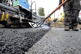 In Weischlitz startet Straßenbau - Straßenbauarbeiten starten in Weischlitz.