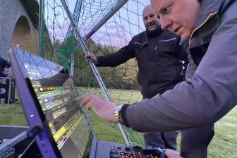 In Weißensand steigt das 2. Brückenfest: Mit einmaliger Lichtshow und „Brückenfeuer“-Premiere - Sebastian Schädlich setzt die Weißensander Brücke ins Szene. Hinten Beleuchtungsmeister André Luderer.