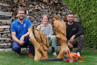 In welchem Vogtlanddorf die Kettensägen aufheulen - Nils Golla, Lydia Kornig, Mathias Kämpfer und Jörn Günnel (nicht im Bild) leiten das Fest.