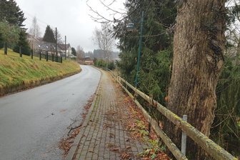 In welchem Vogtlandort der Gehweg zur Seite wegkippt - Der Gehweg neigt sich auf dem Abschnitt an der Hauptstraße zur Seite.