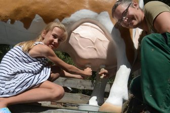 In welcher Vogtland-Stadt man jetzt eine Plastikkuh melken kann - 