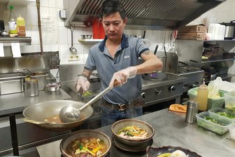 In welcher Vogtlandstadt es jetzt frisches Sushi gibt - In der Küche fühlt sich Restaurantchef Nguyen Quoc Hoang am wohlsten. Foto: