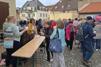 In Werdau gestartet: Sachsens Spätaussiedler feiern mit Musik, Tanz und Schaschlik - Großer Andrang vor der Marienkirche in Werdau, wo 10 Uhr der Aussiedlertag mit einem Gottesdienst eröffnet wurde.