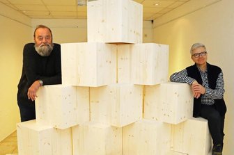 In Werdau wird aus Holzwürfeln Kunst - Matthias Scheiber (rechts) und Jürgen Szajny vor den Holzwürfeln, die Künstler aus ganz Sachsen zur individuellen Gestaltung erhielten.