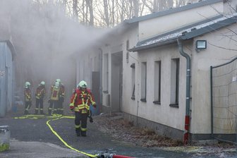 In Werkstatt im Erzgebirge brennt ein Auto - Es war wohl Brandstiftung - Aus dem Gebäude im Aue-Bad Schlemaer Ortsteil Bad Schlema drang am Sonntagmorgen dichter Rauch.