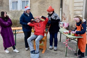 In Wolkenburg kommt kurz nach Ostern der Weihnachtsmann - Probe für das Weihnachtsspektakel kurz nach Ostern auf Schloss Wolkenburg: Jörg Kemter (Bildmitte) spielt den Weihnachtsmann in dem Stück "Der ganz normale Festtagswahnsinn", welches der Kultur- und Abenteuerverein"Ei guck'e ma!" schon 2021 aufführen wollte, aber wegen der Pandemie verschieben musste. 