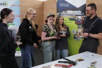 In zehn Minuten zum Traumberuf: Speeddating im Erzgebirge - Oliver Schenk (rechts), Ausbildungsleiter bei der Firma Purkart aus Niederschmiedeberg, zeigt Jugendlichen von der Oberschule Jöhstadt, wie sie ihre eigenen Minecraft-Figuren zusammenbauen.