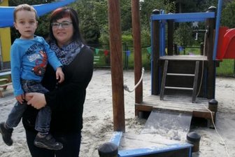 In Zethauer Kita läuft Modellprojekt - Sandra Noack und ihr Sohn Jannik vor dem Christlichen Kinderhaus Ankerplatz in Zethau.