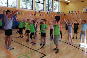 In Zschocken wird im Unterricht getanzt - Der Leipziger Tanzpädagoge Michael Hirschel hat am Montagvormittag in der Turnhalle der Zschockener Grundschule die Mädchen und Jungen begeistert und Spaß an Bewegung vermittelt.