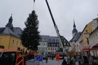 In Zschopau schwebt der Weihnachtsbaum ein - Auf dem Neumarkt in Zschopau wird der Weihnachtsbaum aufgestellt.
