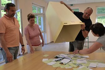 In zwei Orten müssen die Bürger erneut an die Wahlurnen - In Schneeberg gab es bei der Wahl zum Bürgermeister keine große Überraschung. Im Wahlbüro in der Oberschule Bergstadt Schneeberg zählten Jens Huschmann, Bettina Dittrich, Tobias Bochmann und Cornelia Musche (von links) die Stimmen. 