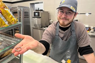 In Zwickau gefundener Ring mit Liebeserklärung wartet immer noch auf Besitzer - Castiel David Ehrlich mit dem gefundenen Schmuckstück in der „Subway“-Filiale am Poetenweg 4.