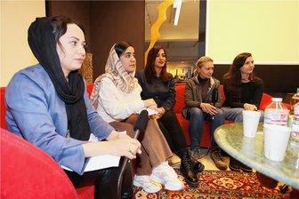 In Zwickau hat sie eine neue Heimat gefunden: Wie eine junge Afghanin vor den Taliban flüchten musste - Muzhgan Mohabzade (l.), Tawhida Naheb (2. v. l.) und Natalia Katsaran (2. v. r.) schilderten ihre Erlebnisse auf der Flucht aus der Heimat.