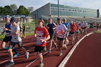 In Zwickau läuft es: Große Starterfelder und gute Ergebnisse im Sportforum Eckersbach - Der zweite Lauf der Zwickauer Stundenlaufserie ist am Mittwochabend mit ansehnlichen Starterfeldern über die Bühne gegangen.