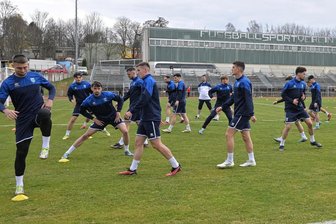 In Zwickau und Crossen: Gegner der deutschen U-21-Nationalelf feilt am Matchplan für Chemnitz - Die U-21-Nationalmannschaft des Kosovo beim Aufwärmen am Mittwoch im Sportforum Eckersbach. Auf dem Plan standen diese Woche unter anderem verschiedene Abwehrformationen und Freistoß-Varianten.