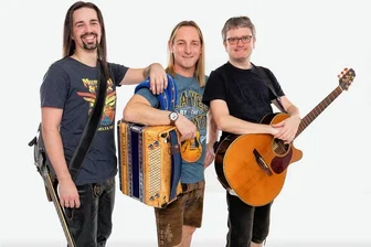 In Zwönitz spielt am Mittwoch die Musik - De Erbschleicher – Manuel Laukner, Andreas Beck und Robin Hermann (v. l.) –spielen am Mittwoch in der Zwönitzer Brauerei auf.