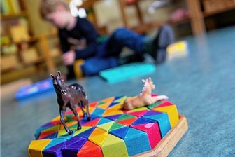 In Zwönitz steigen die Beiträge für Krippe, Kindergarten und Hort künftig automatisch - Für die Betreuung ihrer Kinder müssen die Eltern ab Januar in Zwönitz tiefer in die Tasche greifen.
