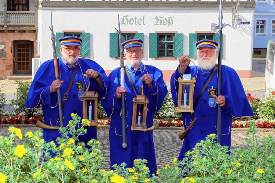 In Zwönitz trifft sich eine uralte Zunft - Die Zwönitzer Nachtwächter Karl-Heinz Draheim, Manfred Schnabel und Werner Störzel (von links) freuen sich auf ihre Zunftbrüder, die sich im Mai in der Bergstadt treffen. 