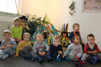 Indianer, Cowboys und wilde Bären: Warum die Weihnachtsausstellung in Pausa in den Wilden Westen entführt - Vor dem Tipi haben sich die Kindergartenkinder aus Pausa gruppiert.