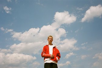 Indie-Musiker Shelter Boy vor seinem Konzert in Chemnitz: Ist Sachsen ein guter Ort, um Musik zu machen? - Seit 2018 macht Simon Graupner als Shelter Boy Musik. In diesem Jahr erschien sein zweites Album „Mercyland“, mit dem er ab Freitag auf Tour geht.