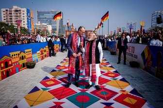 Indienreise – ein richtiger Schritt zur richtigen Zeit - Ahmedabad: Narendra Modi (r.), Premierminister von Indien, und Bundeskanzler Friedrich Merz (CDU) besuchen ein Drachenfestival. Es ist die erste größere Asien-Reise des Kanzlers seit seinem Amtsantritt im Mai.