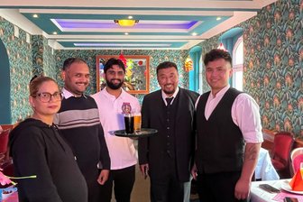 Indische Küche in Reichenbach: Ein 24-Jähriger startet mit dem „Taj Mahal“ - Freunde und Familie waren am Dienstag zur Eröffnung des „Taj Mahal“ mit von der Partie. Von links: Bayda Shayaa, Adnan Ali, Ankit Gulia, Shermohammad Ahmadi und Shamsuddin Ahmadi.