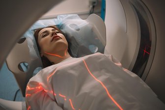 Individuelle Krebstherapie und menschliche Nähe: Onkologie am Erzgebirgsklinikum betreut 100 Patientinnen im Quartal - Krebstherapien basieren heute auf modernen diagnostischen Verfahren am Tumorgewebe und im Blut (Symbolbild).