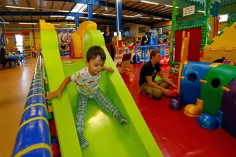 Indoorspielplätze im Landkreis Zwickau: Wo bei Schmuddelwetter getobt und getollt, gerätselt und gefeiert werden kann - Toben und Tollen in Strümpfen – Kinder wie der dreijährige Luca lieben das.