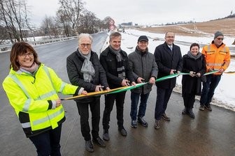 Industrie: Plauens Pläne für Oberlosa in Gefahr? - Plauens OB Steffen Zenner (3. von rechts) und Baubürgermeisterin Kerstin Wolf (rechts daneben) wirkten erleichtert, als die neue Zufahrt zum Industrie- und Gewerbegebiet Oberlosa im November vorigen Jahres freigegeben wurde. Doch der Bebauungsplan für diese Erweiterung ist derzeit in Frage gestellt.