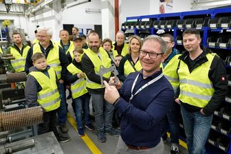 Industrie-und Handwerksnacht: Organisatoren freuen sich über positives Feedback - Michael Hergert, Leiter Qualitätssicherung bei der Firma Feintool (vorn), hat Interessierte durchs Unternehmen geführt.