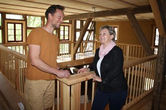 Industriekultur trifft Jubiläum: Am Denkmaltag gibt es Führungen durch die Tuchfabrik und die Gräfenmühle - Gräfenmühle-Chef René Albani und Bürgermeisterin Ines Liebald im sanierten Gebäudeteil.