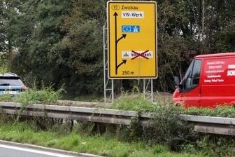Industriepark: Neue Schilder an der B 93 - Die Beschilderung ist bereits angebracht. 