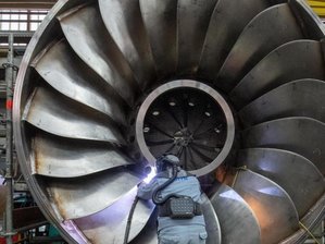 Industrieproduktion bricht ein - aber Trendwende in Sicht -  
          Ein Angestellter in einer Maschinenbaufirma arbeitet an einer Wasserturbine.