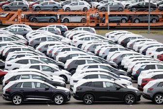 Industrieproduktion: Wie hart die VW-Krise Südwestsachsen trifft und was die Politik jetzt tun sollte - Neuwagen vor der Auslieferung im VW-Werk Zwickau. Der wichtigste Betrieb in der Region schwächelt.