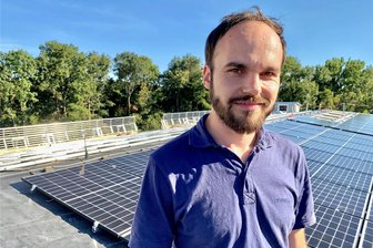 Industriestrom: Mittelstand in Westsachsen sieht das kritisch - Robby Beckert, Geschäftsführer von LH-Plastics steht vor seiner Fotovoltaikanlage, hinter ihm wird diese gerade erweitert. Anstatt auf den Industriestrom zu warten, nimmt er es selbst in Angriff.