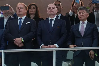 Infantino gedenkt Brandopfern von Crans-Montana bei WM - Erinnerte an die Tragödie im Wallis: FIFA-Präsident Infantino (M).
