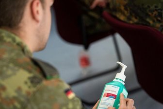 "Infektionsgeschehen steigt extrem an": Landrat des Vogtlandkreises fordert Bundeswehr an - Mehr als 3000 Menschen befinden sich nach einem positiven Coronatest im Vogtlandkreis in Quarantäne.
