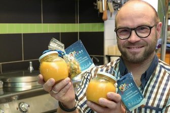 Inflation: Caterer aus Limbach-Oberfrohna will "Preishype" nicht mitmachen - Mit seinen Unternehmen Fresh4Kids gehört Uwe Probst seit vielen Jahren zu den Essenslieferanten von Kindergärten und Schulen in Limbach-Oberfrohna. Seine Firma kocht täglich 1650 Portionen, die an 16 Einrichtungen verteilt werden. Grundsätzlich müsste auch er die Preise für das Schulessen anheben, sagt Probst, doch er tue es derzeit nicht.