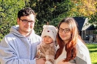 Inflation: Familien achten auf die Preise - Nico Wrobel und Lucie Ulbrich erkundeten mit Töchterchen Mira Charlotte den Tierpark in Freiberg.